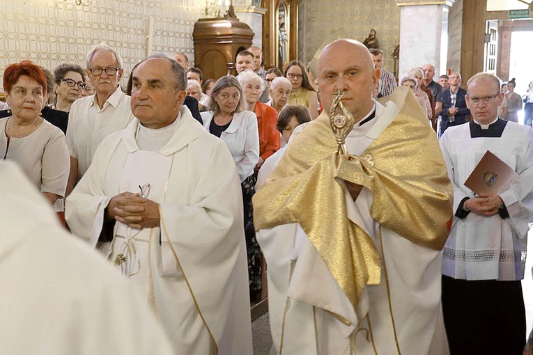 W procesji do ołtarza relikwiarz niósł proboszcz parafii ks. Kazimierz Hara.