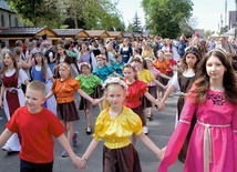 Jemielnickie dzieci i młodzież w barwnej paradzie.