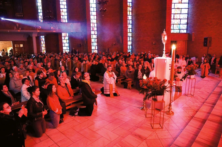 Wierni wypełnili świątynię niemal  do ostatniego miejsca.