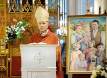 Bp Marek Solarczyk w czasie celebracji Mszy św. rozpoczynającej spotkania diecezjan z rodziną z Markowej. 