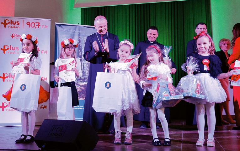 Nagrody i dyplomy wręczał laureatom bp Marek Solarczyk.