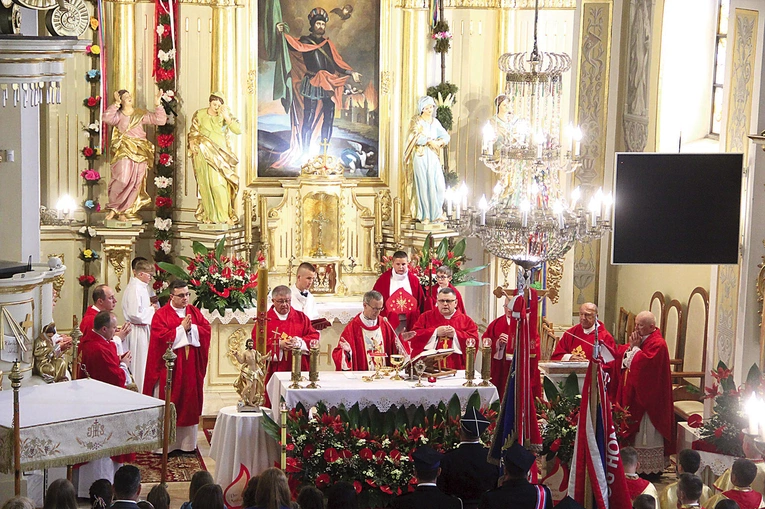 Jubileuszową Eucharystię koncelebrowało wraz z biskupem ośmiu kapłanów.