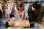 Uczniowie uczyli się udzielania pierwszej pomocy przedmedycznej.