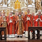 Nowi diakoni z biskupami, przełożonymi z seminarium i proboszczami ich parafii w kościele św. Jana Kantego.