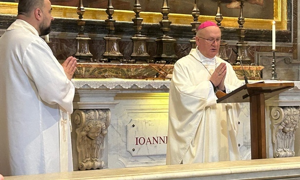 Abp Józef Górzyński podczas mszy przy grobie papieża