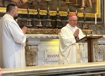 Abp Józef Górzyński podczas mszy przy grobie papieża
