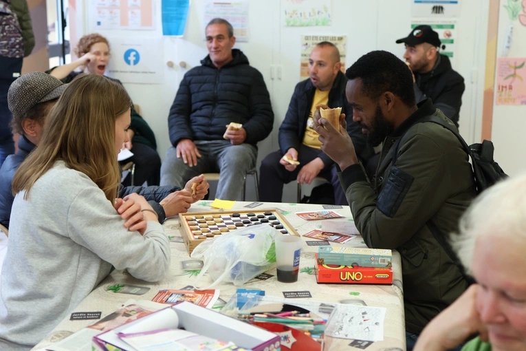 W cieniu paryskich igrzysk. Migranci - realia drugiego brzegu