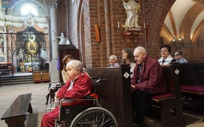 Chorzy i niepełnosprawni z opiekunami u Matki Pokornej  