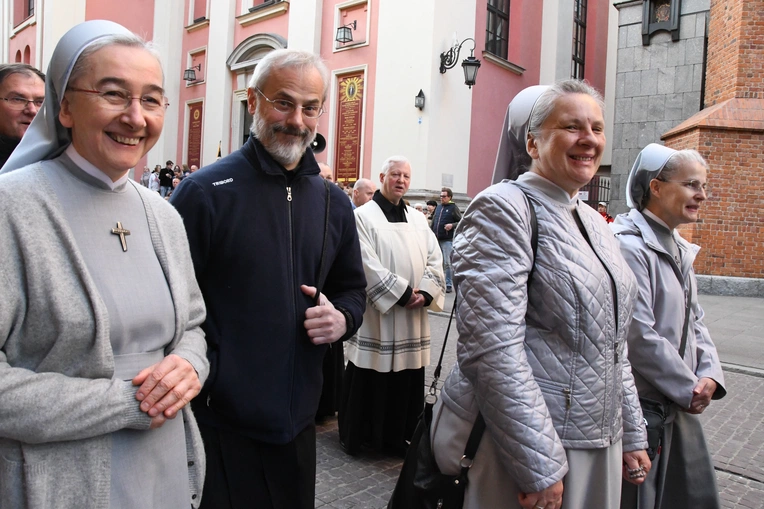 Procesja z zabytkową figurą Matki Bożej Łaskawej
