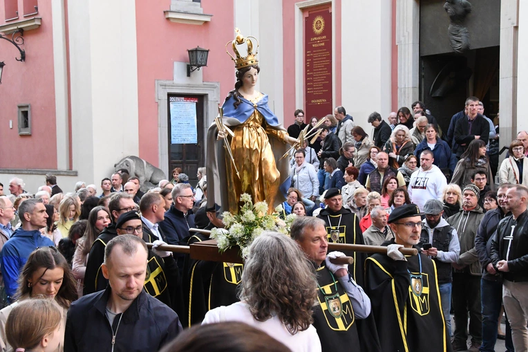 Procesja z zabytkową figurą Matki Bożej Łaskawej