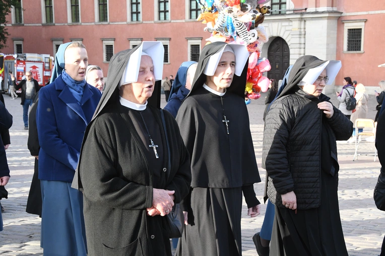 Procesja z zabytkową figurą Matki Bożej Łaskawej