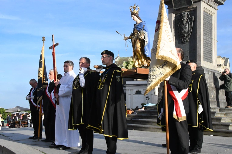 Procesja z zabytkową figurą Matki Bożej Łaskawej