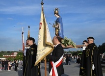 Procesja z zabytkową figurą Matki Bożej Łaskawej