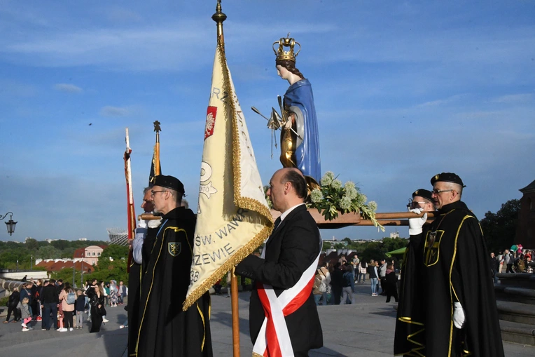 Procesja z zabytkową figurą Matki Bożej Łaskawej