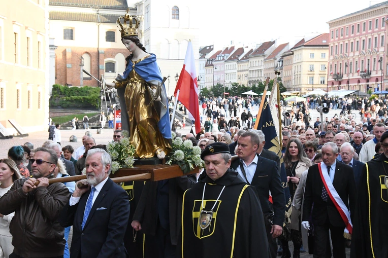 Procesja z zabytkową figurą Matki Bożej Łaskawej