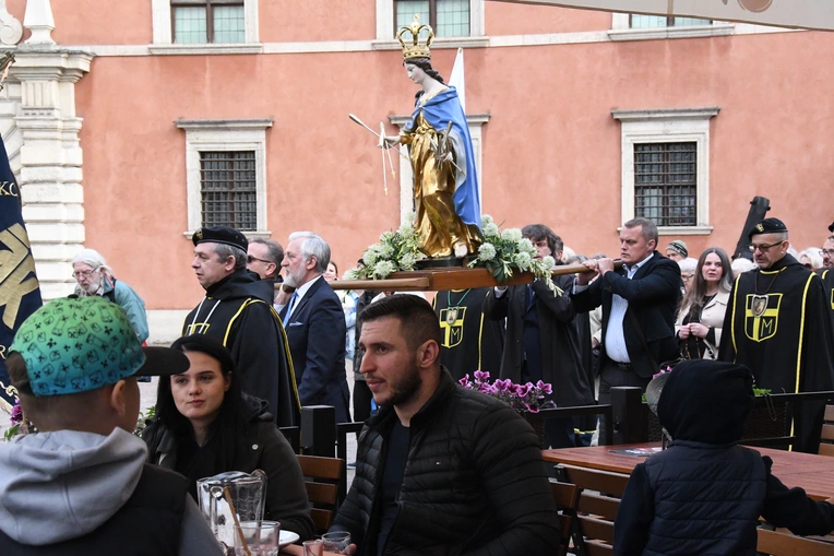 Procesja z zabytkową figurą Matki Bożej Łaskawej