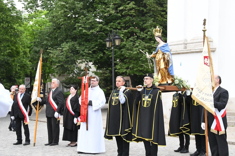 Procesja z zabytkową figurą Matki Bożej Łaskawej
