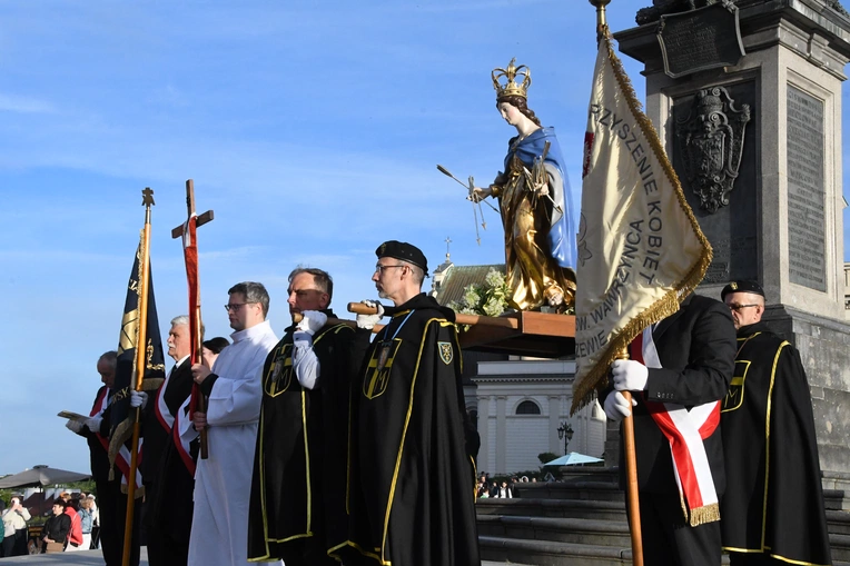 Procesja z zabytkową figurą Matki Bożej Łaskawej