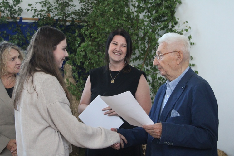 Uhonorowanie laureatów konkursu krasomówczego.