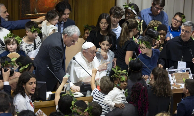 Franciszek w dialogu z dziećmi: szczęście to życie w pokoju jak przyjaciele