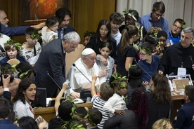 Franciszek w dialogu z dziećmi: szczęście to życie w pokoju jak przyjaciele