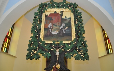 Ołtarz w Kaplicy Narodzenia św. Stanisława. W oprawie dębowego drzewa znajduje się obraz przedstawiający moment urodzin świętego. Nieopodal artysta przedstawił dom rodzinny i kościół w Szczepanowie.