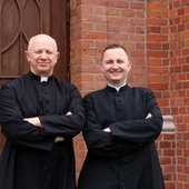Księża Sławomir Płusa (z lewej) i Wojciech Tkaczyk zapraszają do udziału w przygotowanych wydarzeniach.