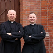 Księża Sławomir Płusa (z lewej) i Wojciech Tkaczyk zapraszają do udziału w przygotowanych wydarzeniach.