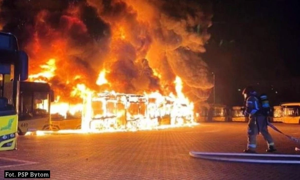 Bytom. Pożar zajezdni. Spłonęło 10 autobusów