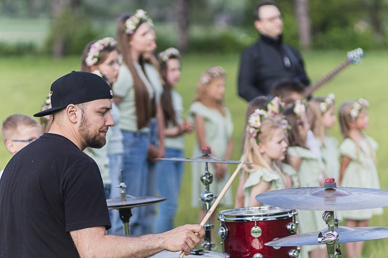 Na planie teledysku "Być jak Ty" scholi wNIEBOgłosy