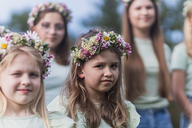 Na planie teledysku "Być jak Ty" scholi wNIEBOgłosy