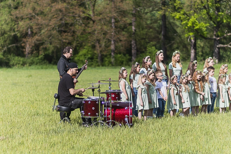 Na planie teledysku "Być jak Ty" scholi wNIEBOgłosy