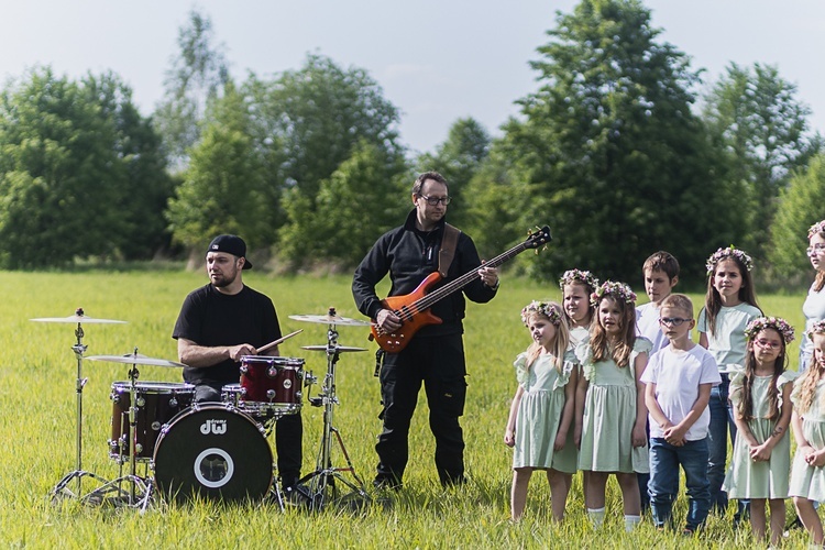 Na planie teledysku "Być jak Ty" scholi wNIEBOgłosy