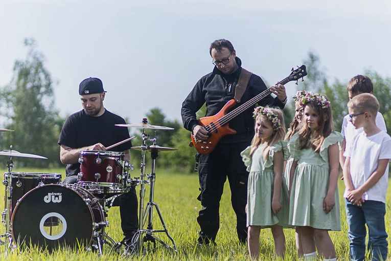 Na planie teledysku "Być jak Ty" scholi wNIEBOgłosy