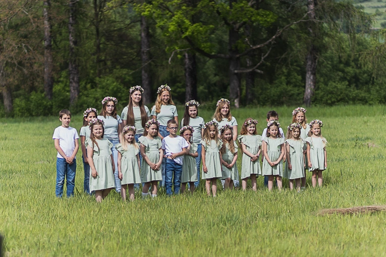 Na planie teledysku "Być jak Ty" scholi wNIEBOgłosy
