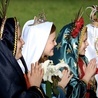 W teledysku dziewczynki wystąpiły przebrane za Maryję w wizerunkach Matki Bożej Fatimskiej, Ostrobramskiej, Niepokalanej i z Gudadalupe.