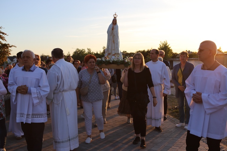 Wprowadzenie relikwii świętych dzieci fatimskich do parafii NSNMP w Skierniewicach