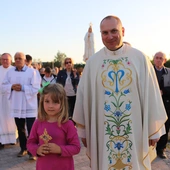 Relikwie, w procesji światła, niesione były przez pierwszych i najwierniejszych czcicieli Dzieci Fatimskich.