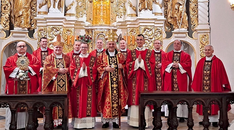 Bohaterowie uroczystości z biskupami i kapłanami towarzyszącymi im w drodze powołania.