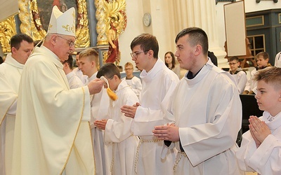 Bp Edward Dajczak wręczył krzyż i cingulum.