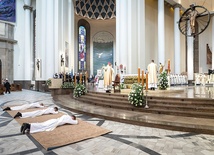 Ks. Paweł Kaszuba, ks. Łukasz Porwit i ks. Łukasz Tomczyk przyjęli święcenia 11 maja w katowickiej katedrze Chrystusa Króla. 