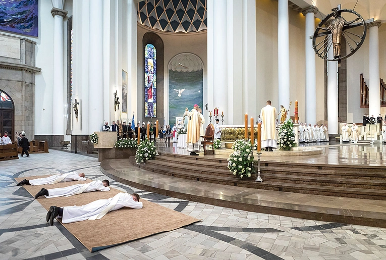 Ks. Paweł Kaszuba, ks. Łukasz Porwit i ks. Łukasz Tomczyk przyjęli święcenia 11 maja w katowickiej katedrze Chrystusa Króla. 