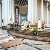 Ks. Paweł Kaszuba, ks. Łukasz Porwit i ks. Łukasz Tomczyk przyjęli święcenia 11 maja w katowickiej katedrze Chrystusa Króla. 