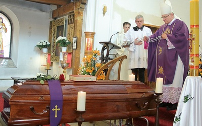 Bp Zadarko przewodniczył obrzędom pogrzebowym.