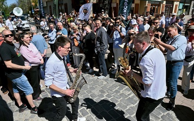 Artyści z Dizzy Boyz Brass Band wykonali na Krupówkach wiele znanych hitów.