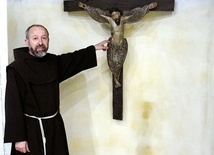 – Chrystus Serafin to jedyny taki krzyż w Polsce – mówi  o. Cyprian.
