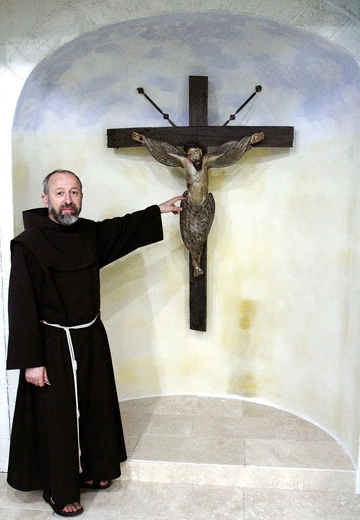 – Chrystus Serafin to jedyny taki krzyż w Polsce – mówi  o. Cyprian.