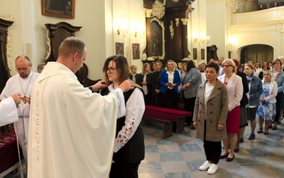 Ks. kan. dr Piotr Grzywaczewski nałożył krzyże tym, którzy w zgromadzeniu liturgicznym będą proklamowali słowo Boże.