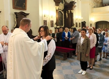 Ks. kan. dr Piotr Grzywaczewski nałożył krzyże tym, którzy w zgromadzeniu liturgicznym będą proklamowali słowo Boże.