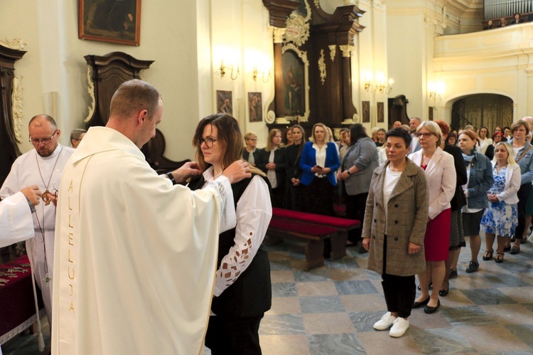 Ks. kan. dr Piotr Grzywaczewski nałożył krzyże tym, którzy w zgromadzeniu liturgicznym będą proklamowali słowo Boże.